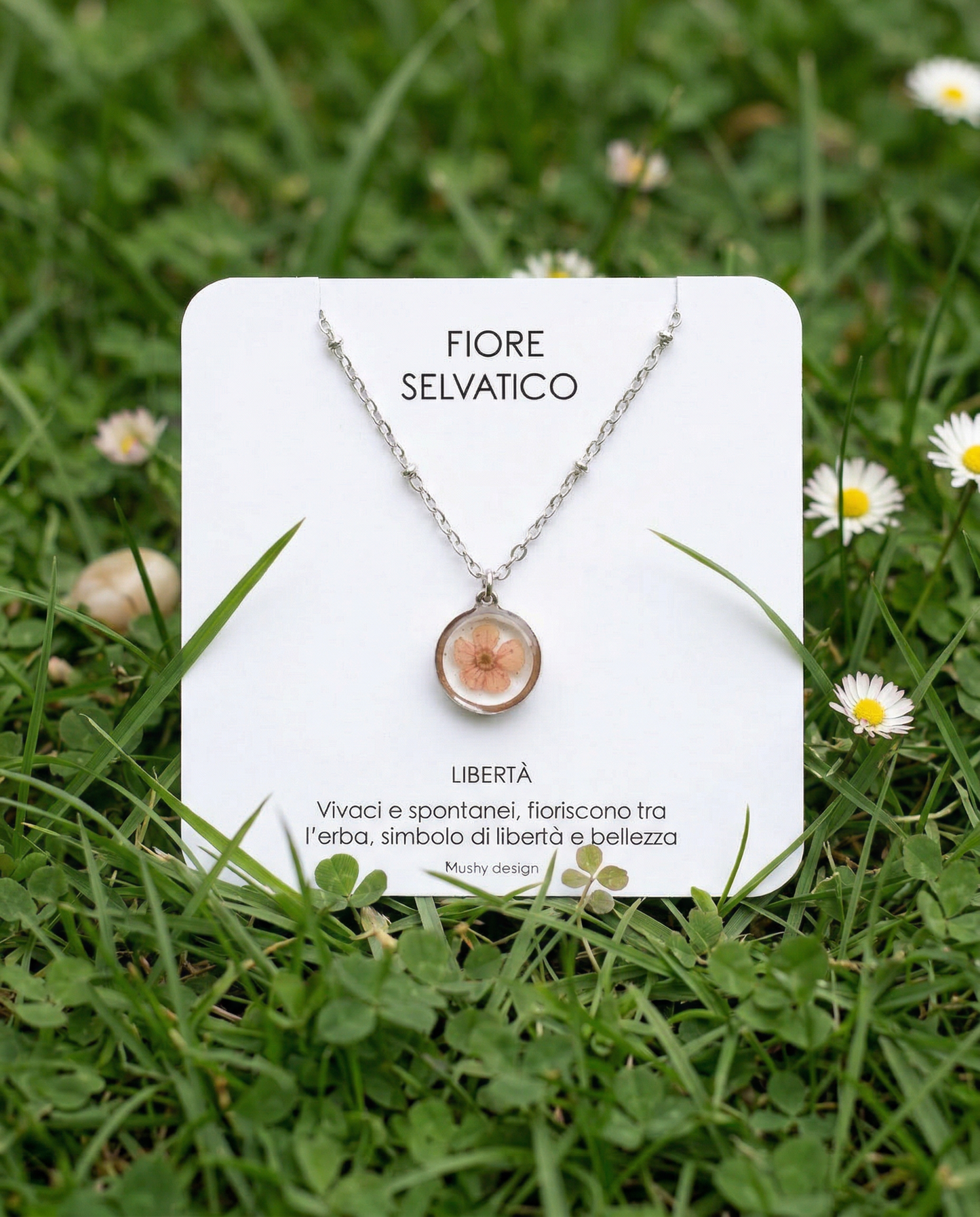 Collana in acciaio inossidabile e ciondolo in resina con fiore selvatico rosa