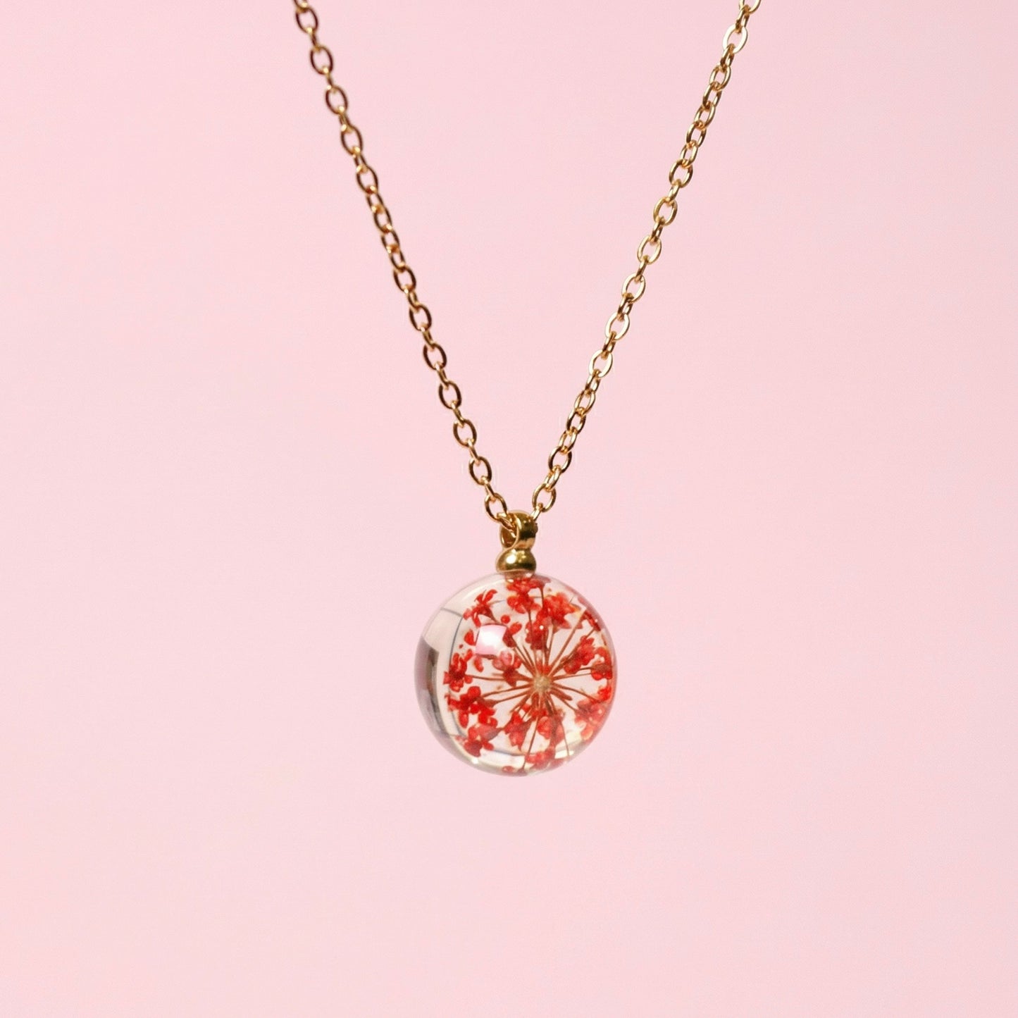 Collana BOLLA in acciaio inox con sfera in resina e fiori di Carota selvatica rossa