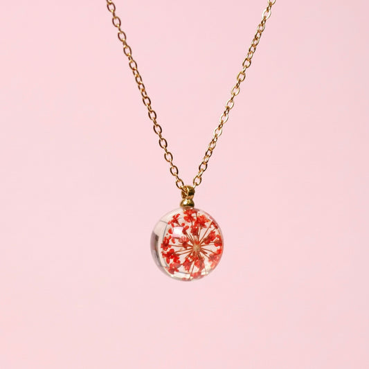 Collana BOLLA in acciaio inox con sfera in resina e fiori di Carota selvatica rossa