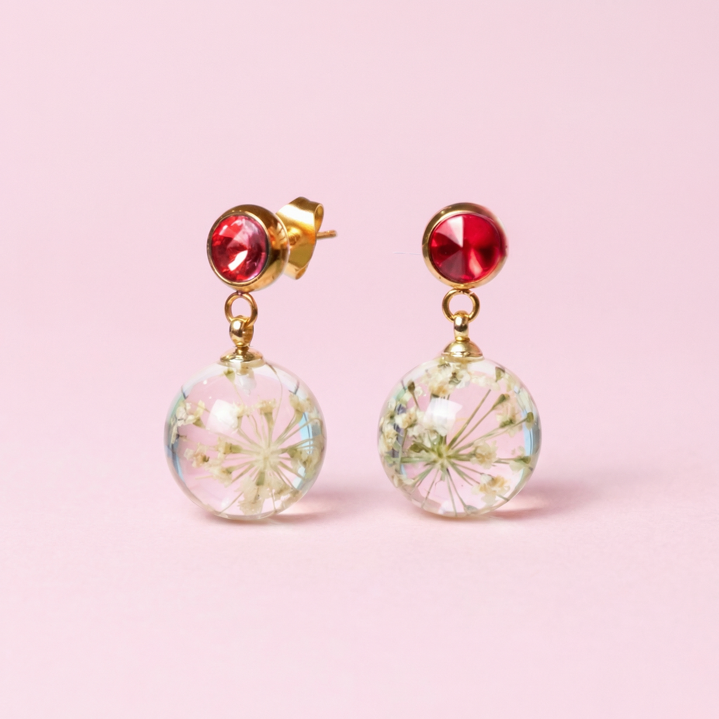 Orecchini BOLLE in acciaio inox oro, zircone rosso, con resina e Pizzo della regina Anna bianco