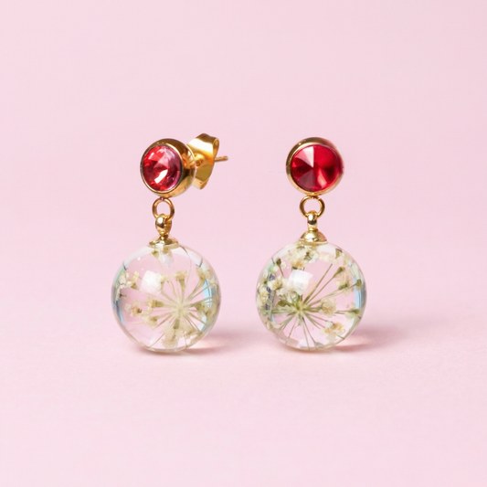 Orecchini BOLLE in acciaio inox oro, zircone rosso, con resina e Pizzo della regina Anna bianco