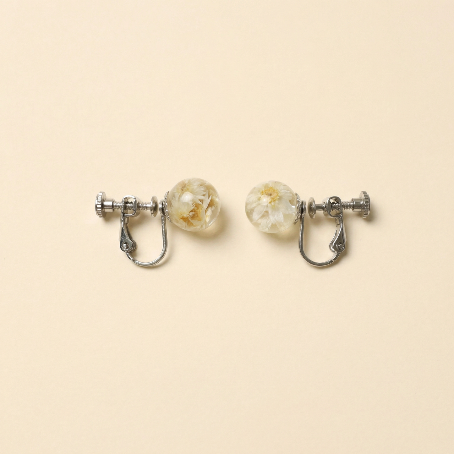 Orecchini a Clip in Resina con Fiori Veri Glixia Bianca – Lobo Senza Foro, Acciaio Inox