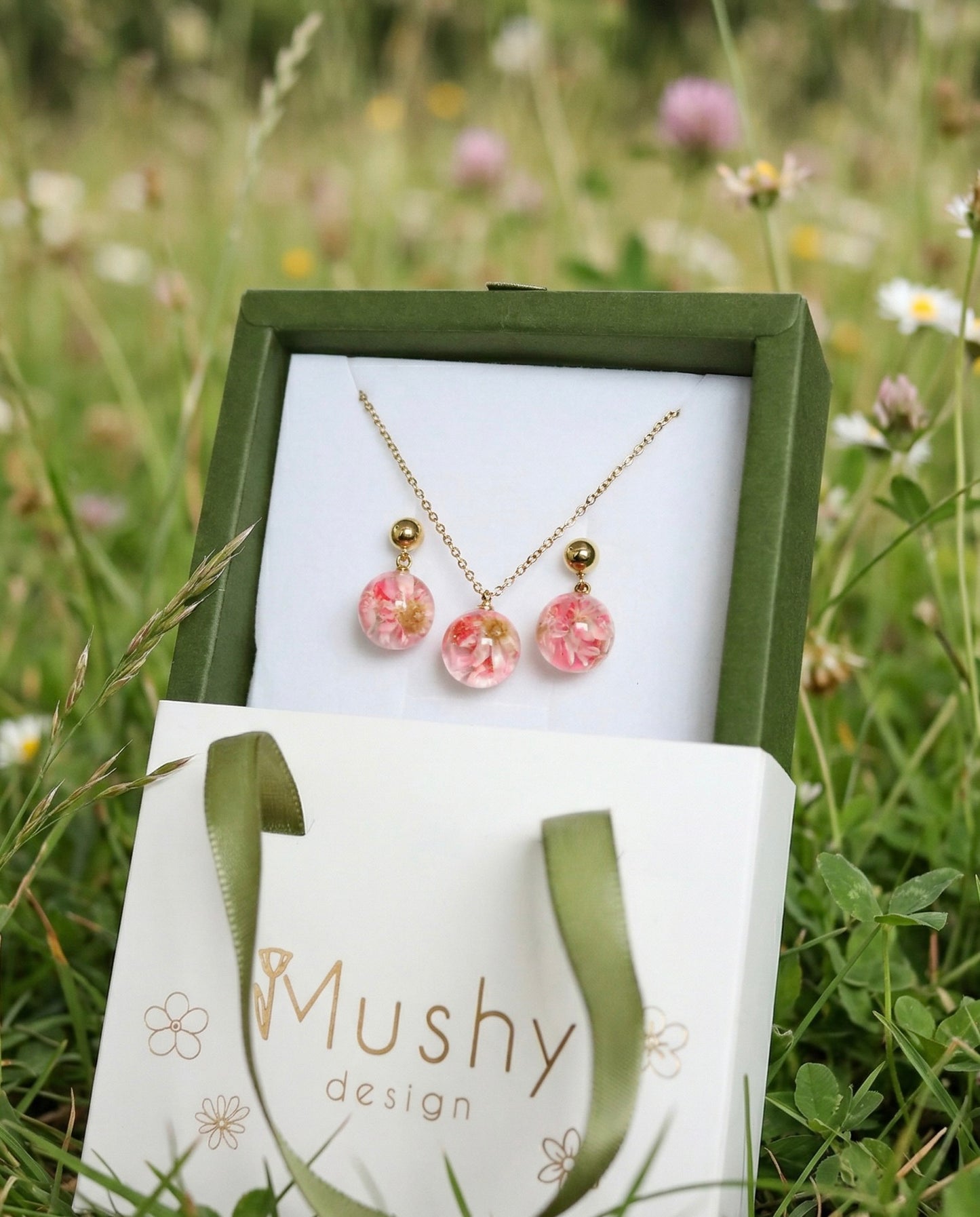 Parure collana + orecchini in acciaio inossidabile e ciondolo in resina con fiore di Glixia rosa