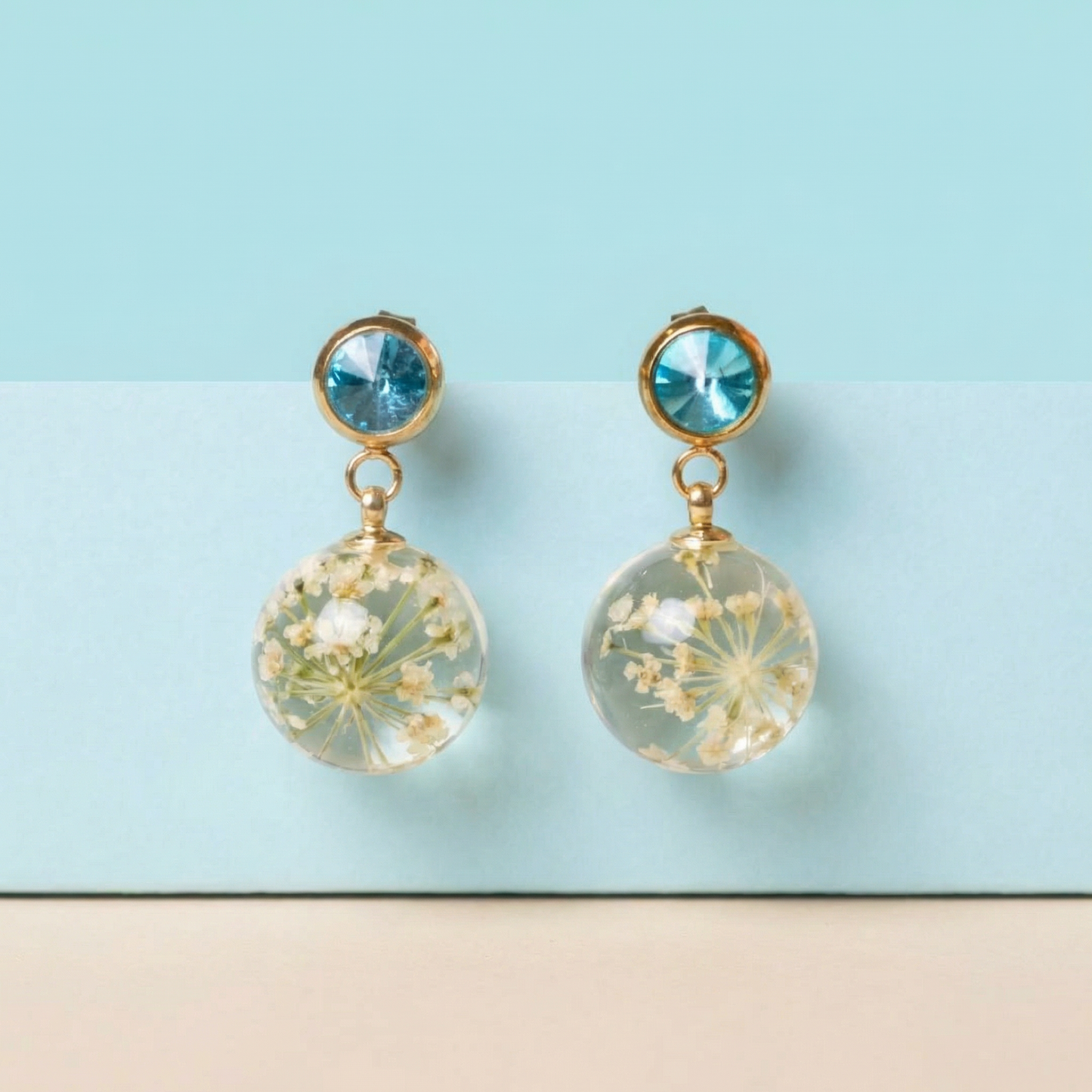 Orecchini BOLLE in acciaio inox oro, zircone azzurro, con resina e Pizzo della regina Anna bianco