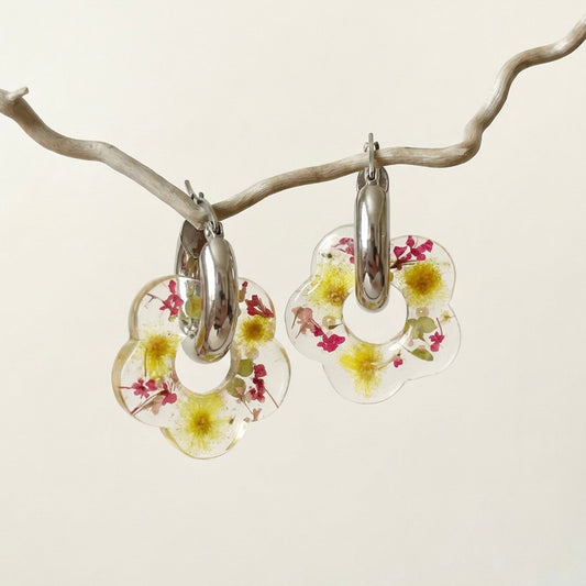 Paio di orecchini a fiori in acciaio inossidabile e resina con fiori veri di Mimosa - BLOOM