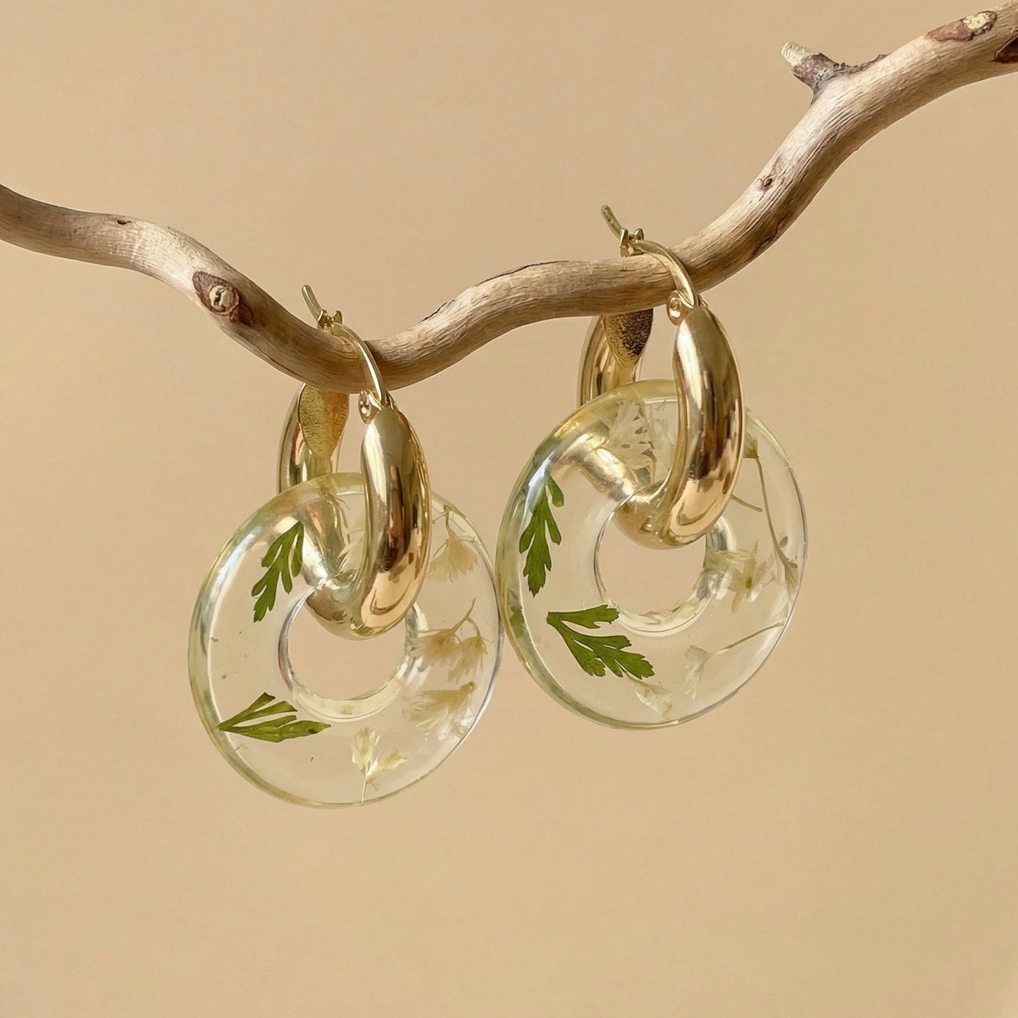 Paio di orecchini BLOOM in acciaio inossidabile e resina con fiori selvatici