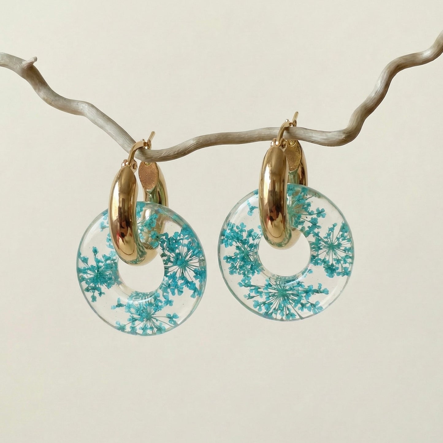 Paio di orecchini BLOOM in acciaio inossidabile e resina con Pizzo della regina Anna turchese