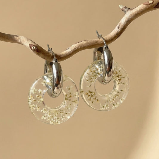 Paio di orecchini BLOOM in acciaio inossidabile e resina con Pizzo della regina Anna bianco