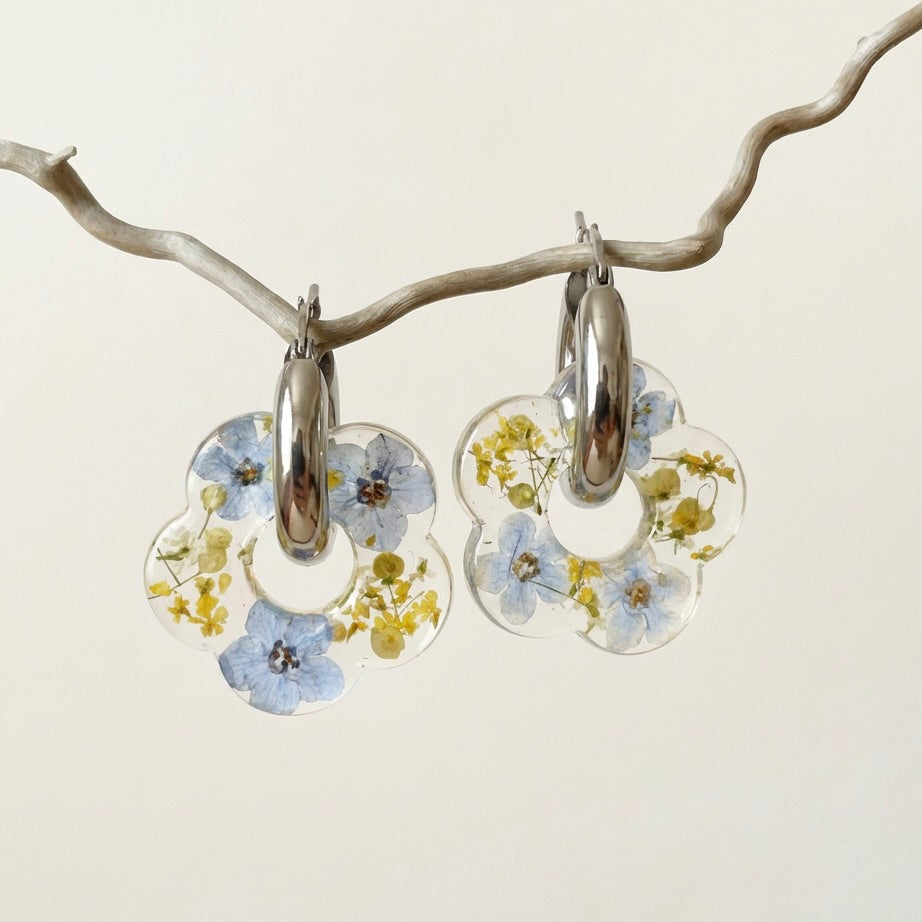 Paio di orecchini a fiori in acciaio inossidabile e resina con Nontiscordardimè - BLOOM