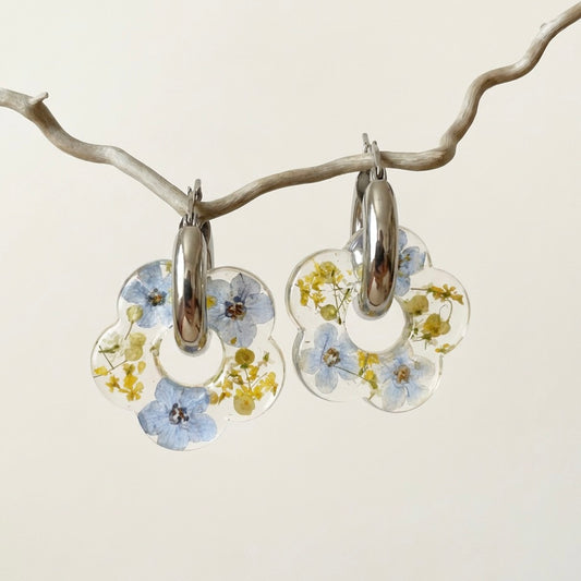 Paio di orecchini a fiori in acciaio inossidabile e resina con Nontiscordardimè - BLOOM