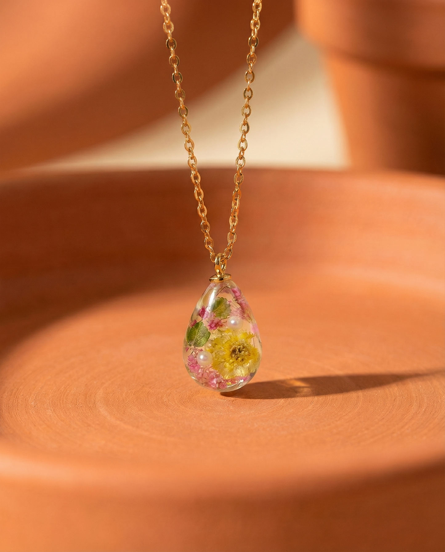 Collana RUGIADA in acciaio inossidabile e ciondolo in resina con Mimosa