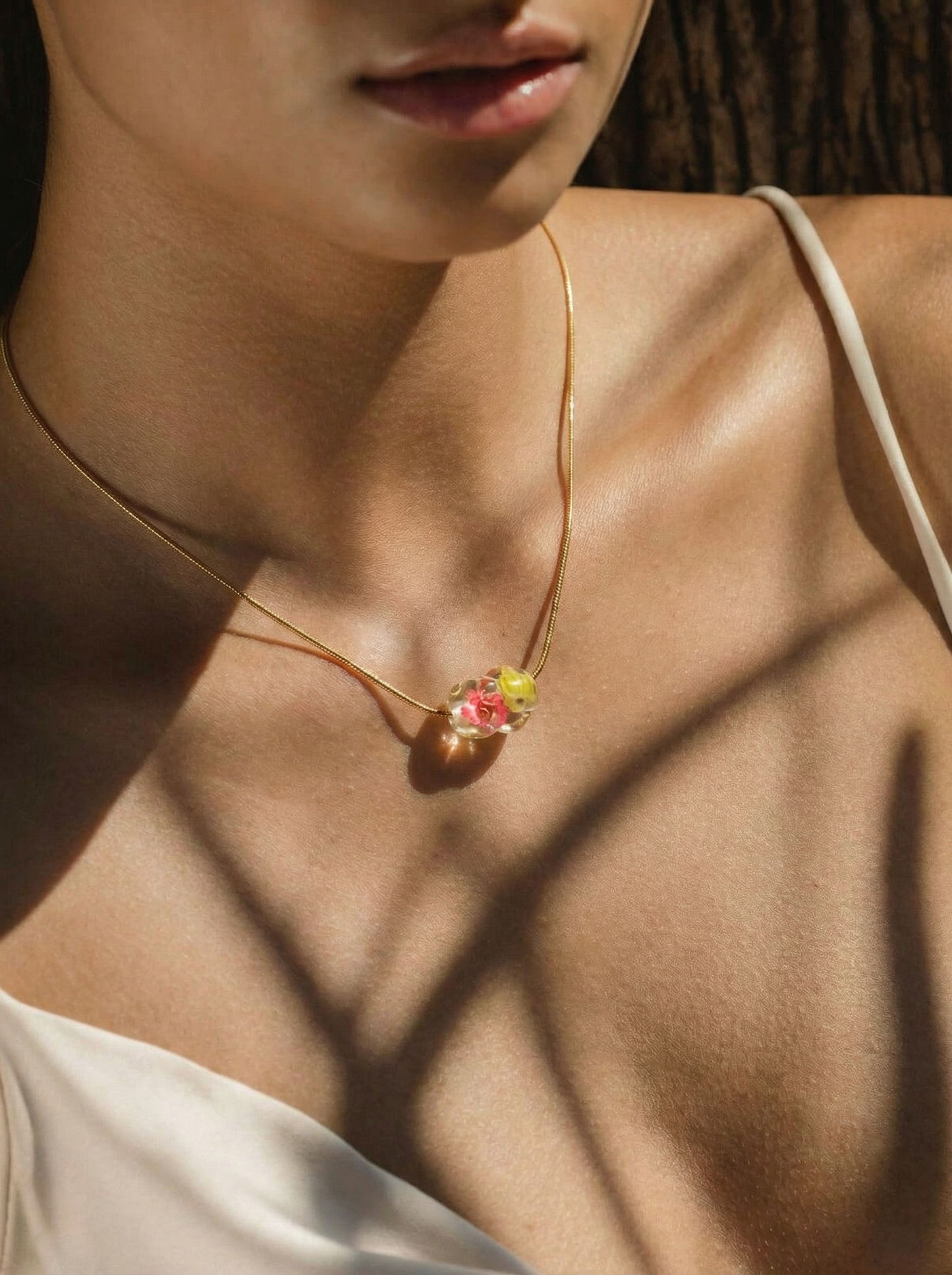 Collana girocollo in acciaio inox con ciondolo in resina e fiori veri di Nebbiolina