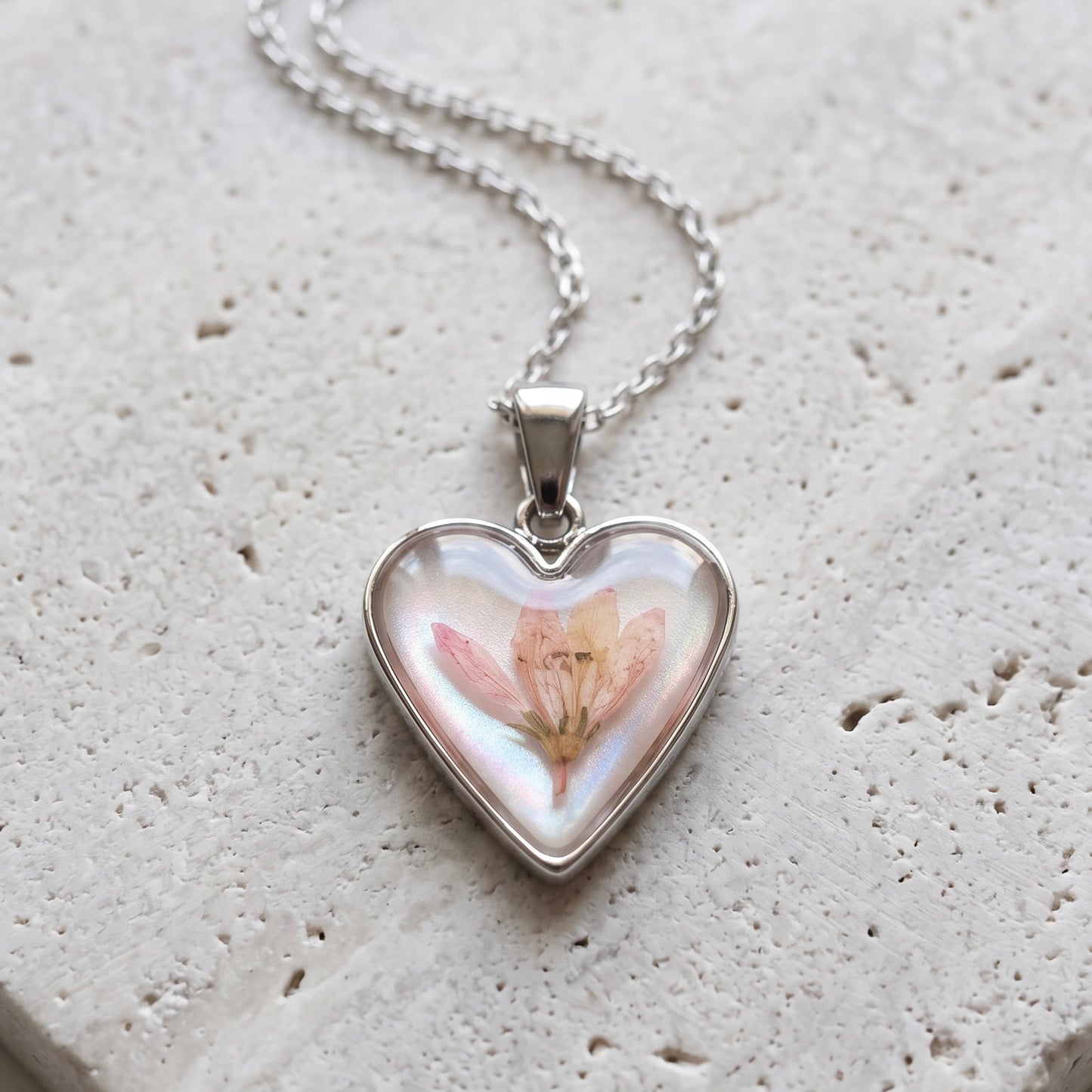 Collana AMARSI in acciaio inossidabile e ciondolo in resina con fiore Lysamachia
