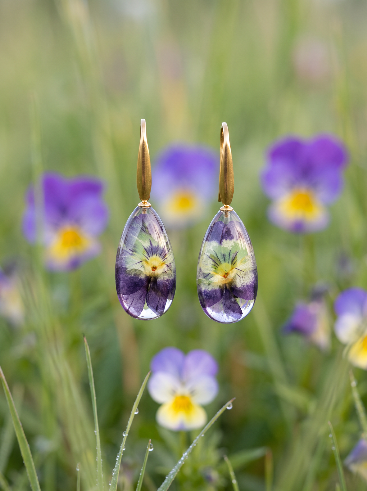 Orecchini pendenti RUGIADA in Resina con Viola del Pensiero