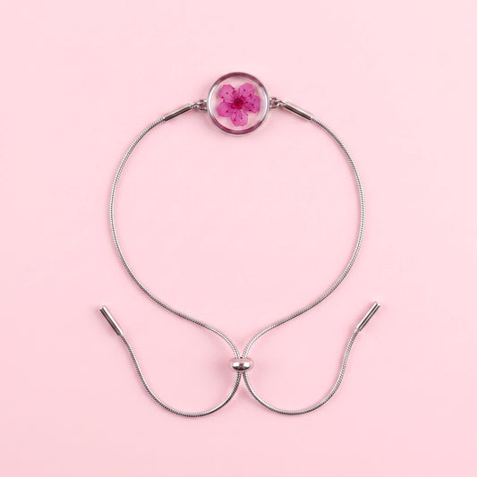 Bracciale scorrevole in acciaio inox e fiore fucsia preservato nel ciondolo