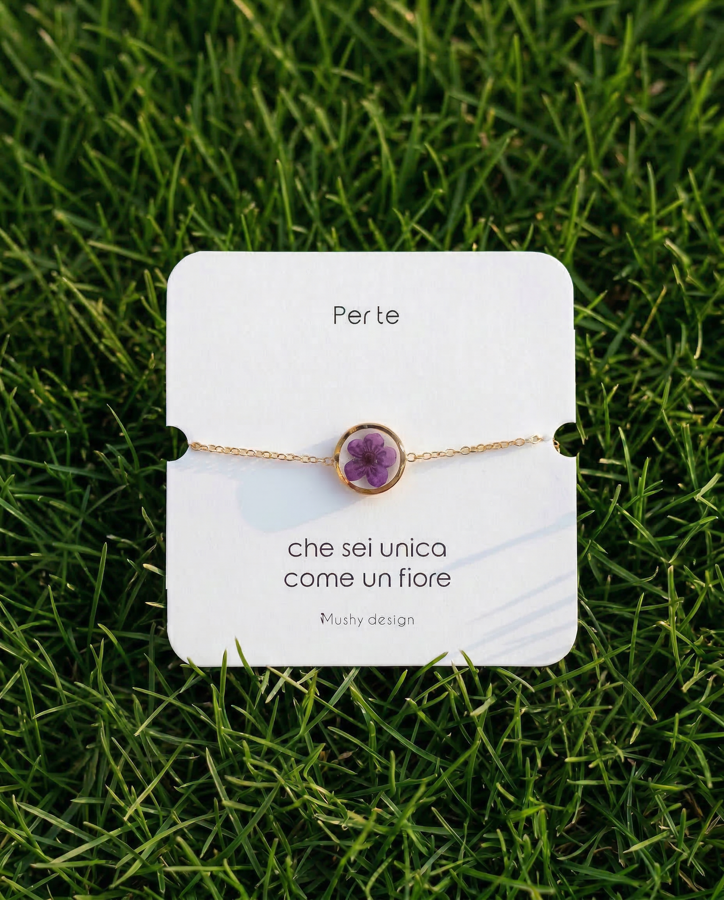 Bracciale in acciaio inox con ciondolo in resina e Fiore Selvatico viola