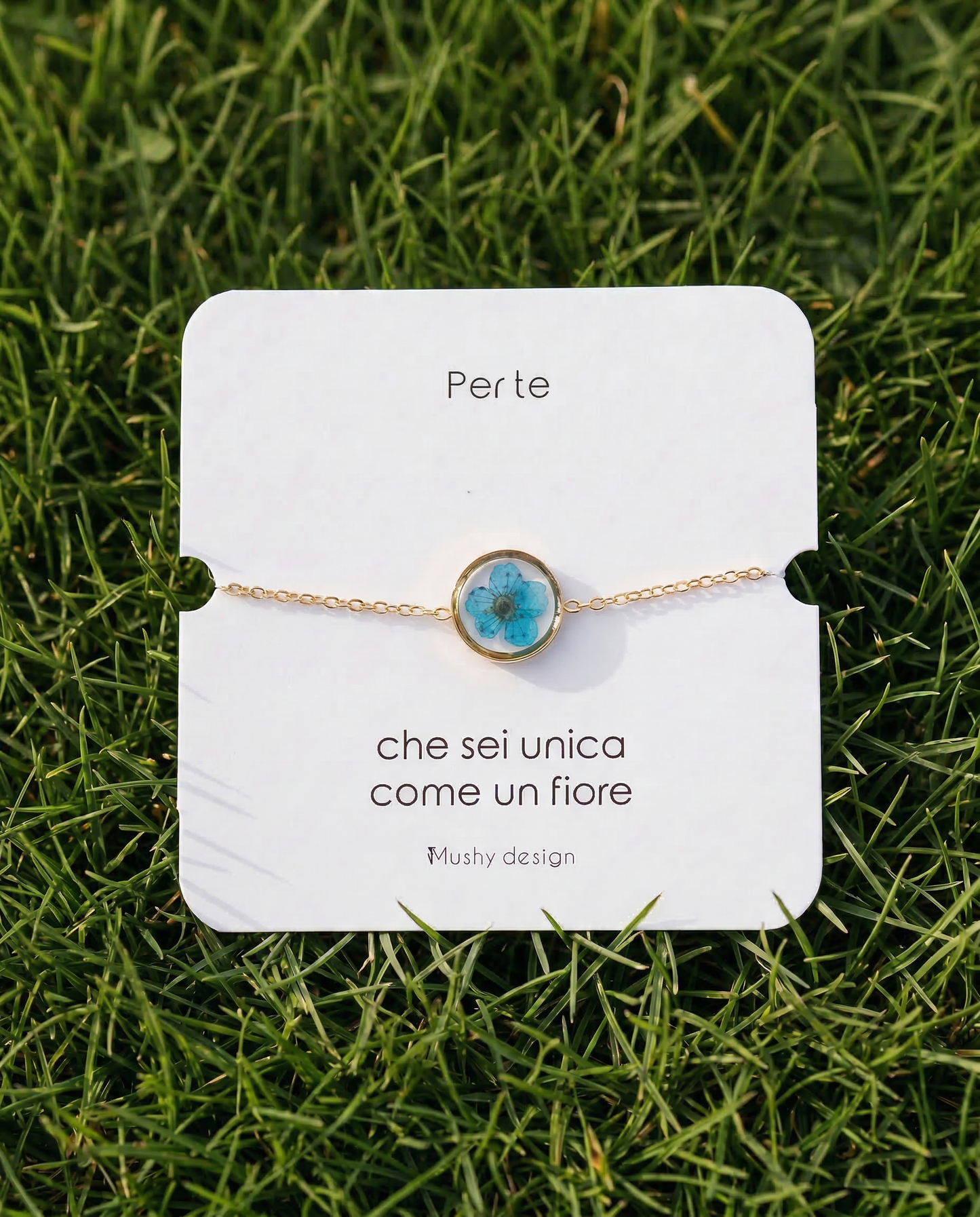 Bracciale in acciaio inox con ciondolo in resina e Fiore Selvatico blu