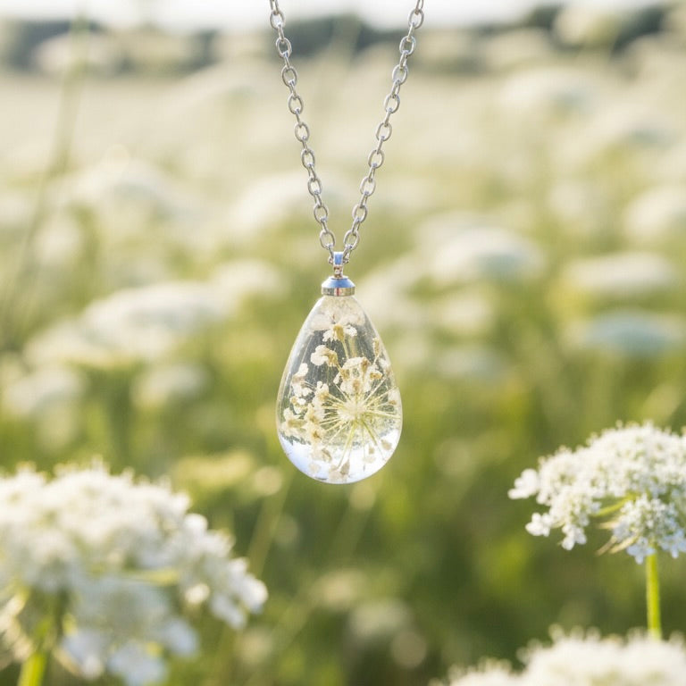 Collana RUGIADA in acciaio inossidabile e ciondolo in resina con Pizzo della Regina Anna