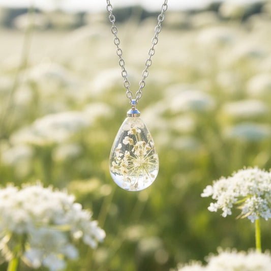 Collana RUGIADA in acciaio inossidabile e ciondolo in resina con Pizzo della Regina Anna