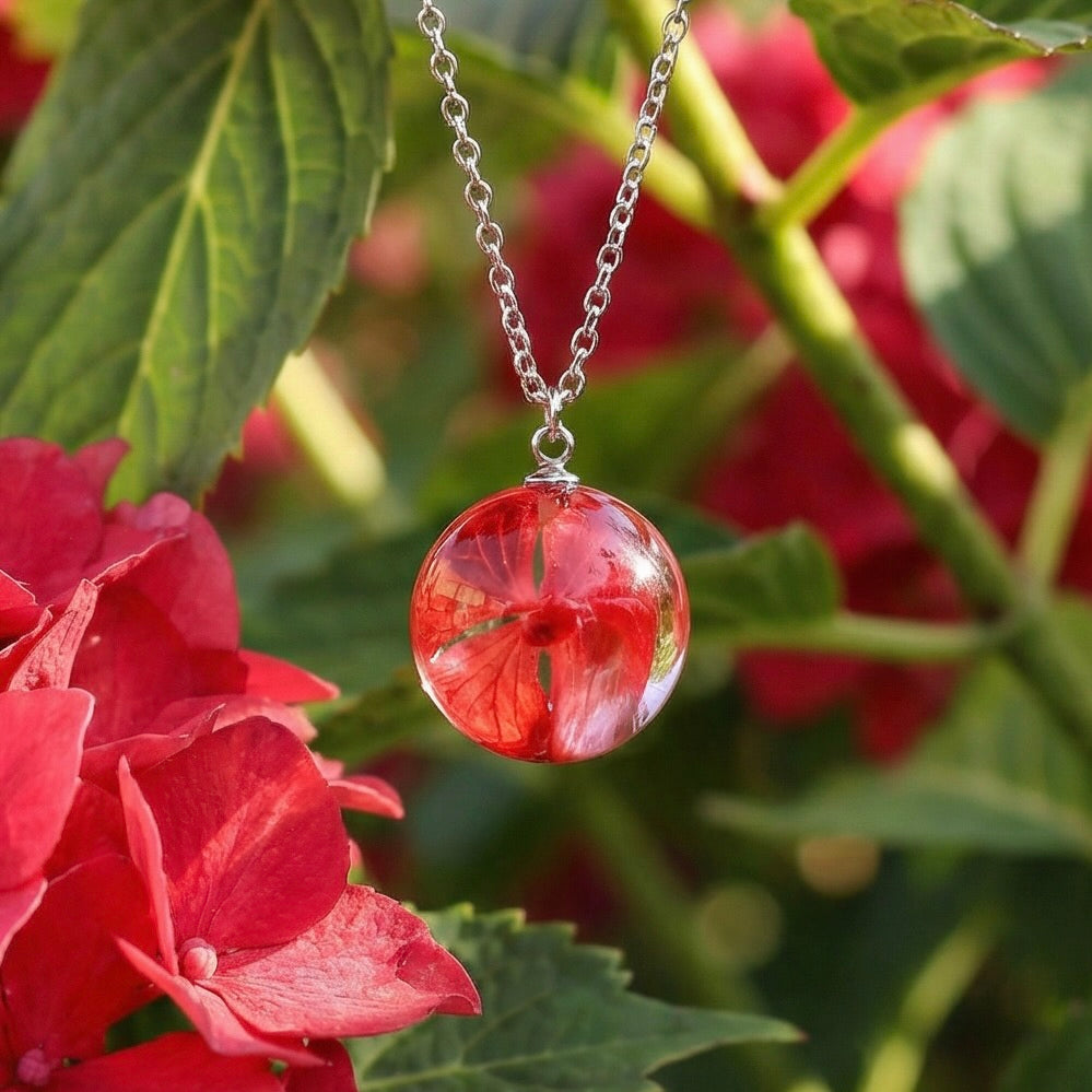 Collana sfera con fiore vero Ortensia rossa - collezione BOLLE
