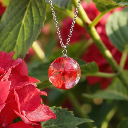 Collana sfera con fiore vero Ortensia rossa - collezione BOLLE
