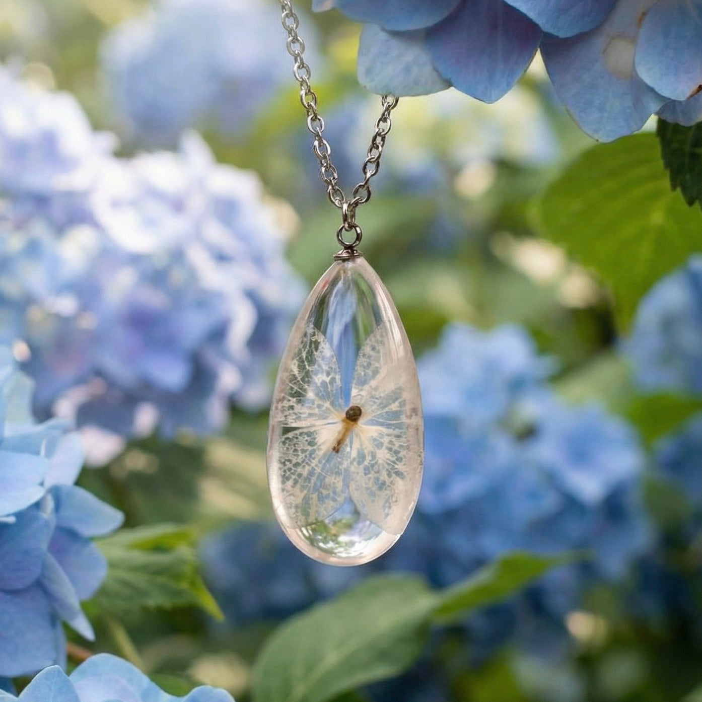 Collana RUGIADA in acciaio inossidabile e goccia di resina con Ortensia azzurra