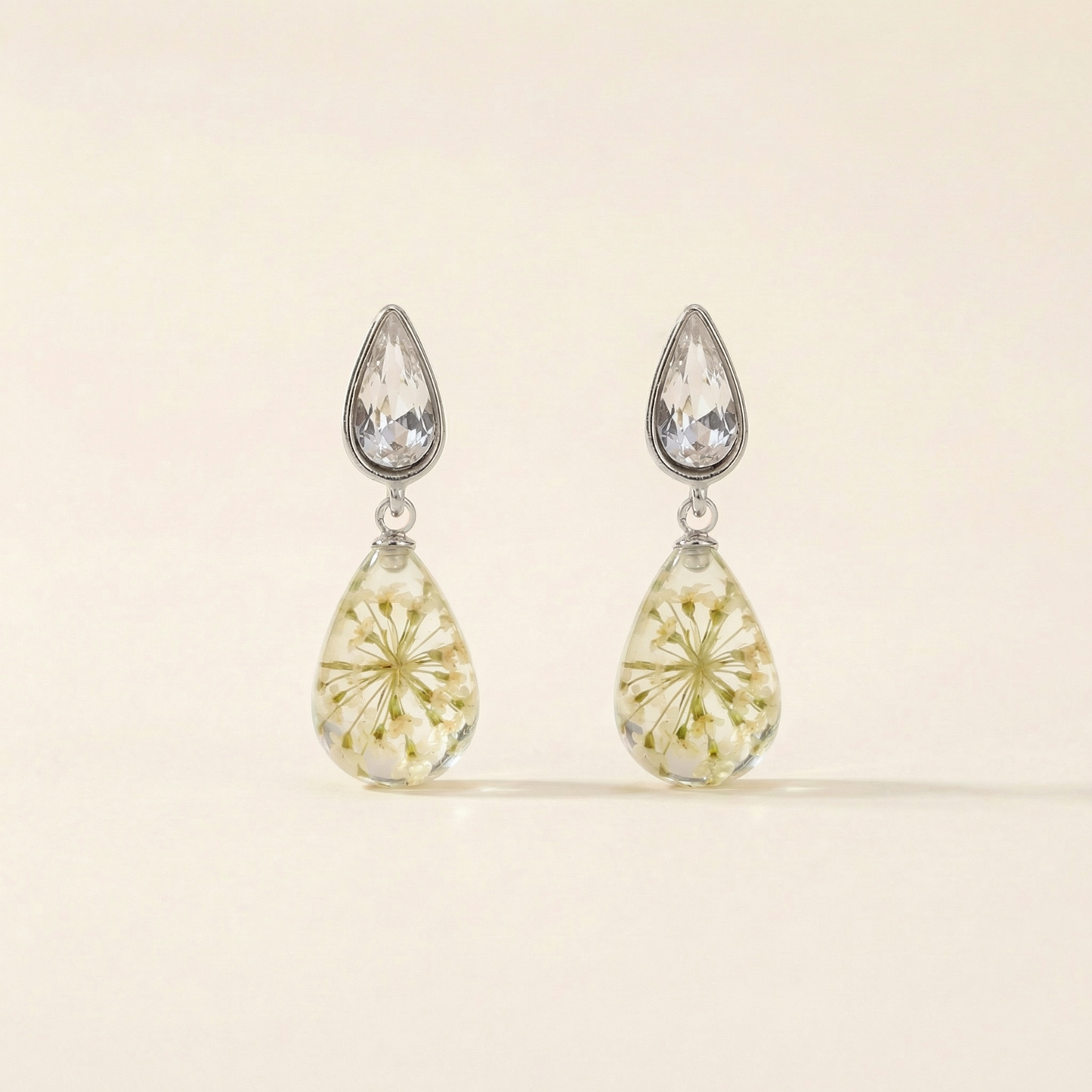 Orecchini Pendenti in Resina con Fiori Veri di Pizzo della Regina Anna bianco - RUGIADA, Acciaio Inox