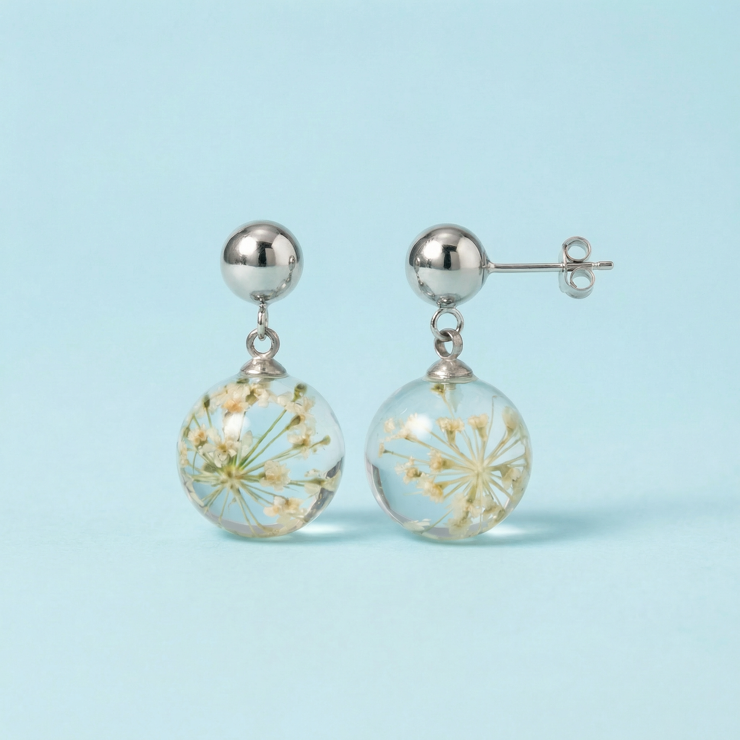 Paio di orecchini BOLLE - sfere pendenti con fiore vero Carota selvatica bianco e montatura acciaio inox
