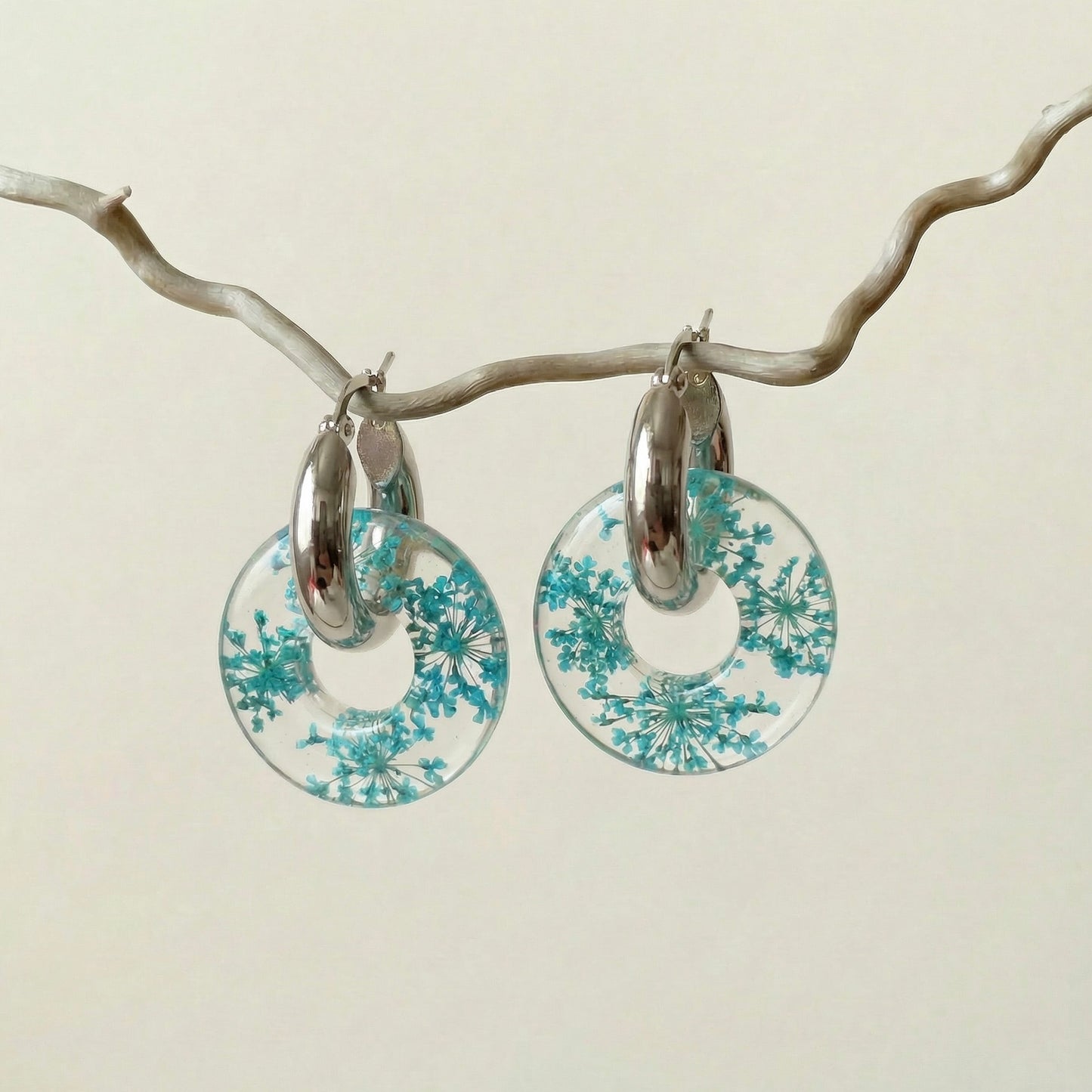 Paio di orecchini BLOOM in acciaio inossidabile e resina con Pizzo della regina Anna turchese