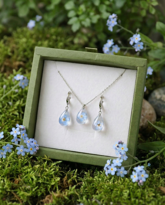 Parure collana e orecchini in acciaio inossidabile e ciondolo in resina con fiore di Nontiscordardimé