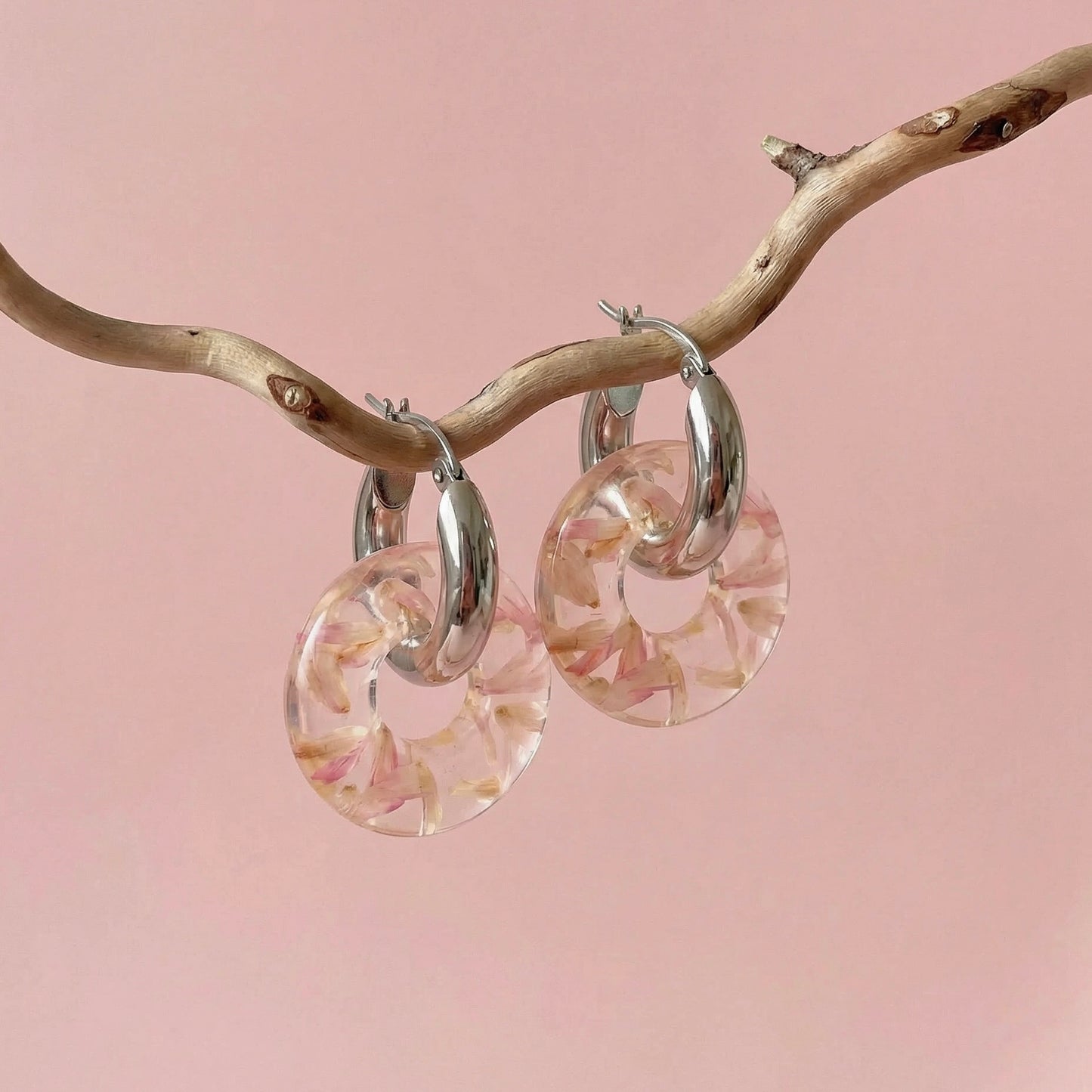 Paio di orecchini BLOOM in acciaio inossidabile e resina con petali di Trifoglio