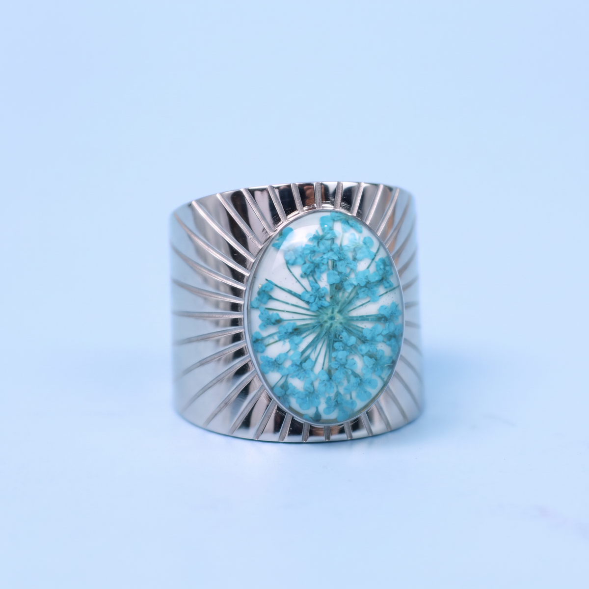 Anello regolabile in acciaio inox e Pizzo della regina Anna turchese inglobato nella resina