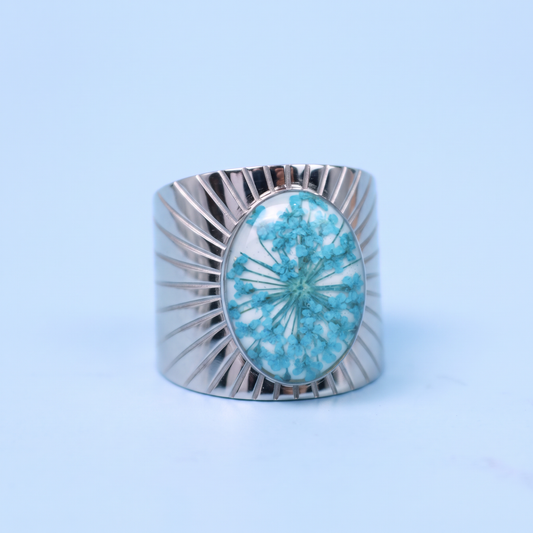 Anello regolabile in acciaio inox e Pizzo della regina Anna turchese inglobato nella resina