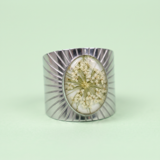 Anello regolabile in acciaio inox e Pizzo della regina Anna bianco inglobato nella resina