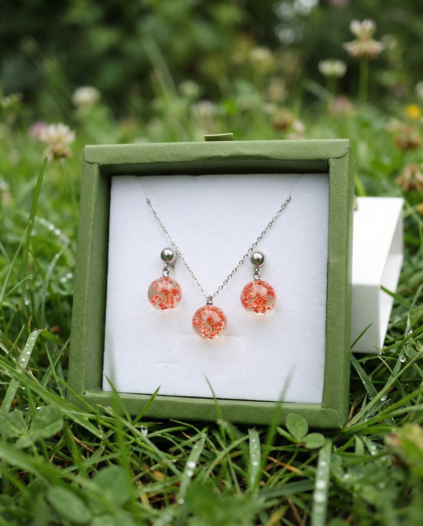 Parure collana e orecchini in acciaio inossidabile e ciondolo in resina con Pizzo della regina Anna bianco (Copia)