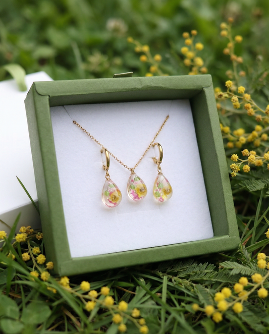 Parure collana e orecchini in acciaio inossidabile e ciondolo in resina con fiore di Mimosa