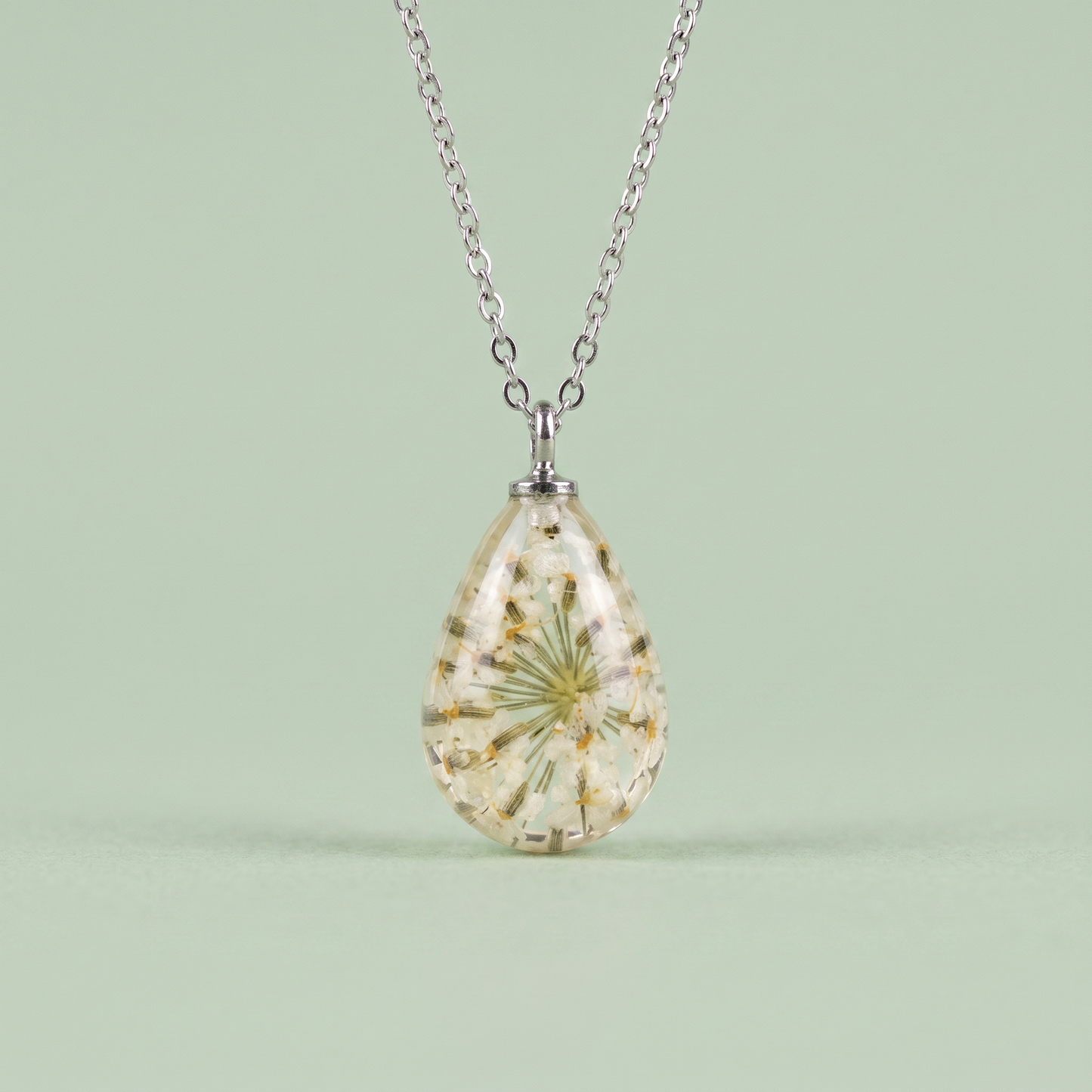 Collana RUGIADA in acciaio inossidabile e ciondolo in resina con Carota selvatica bianca