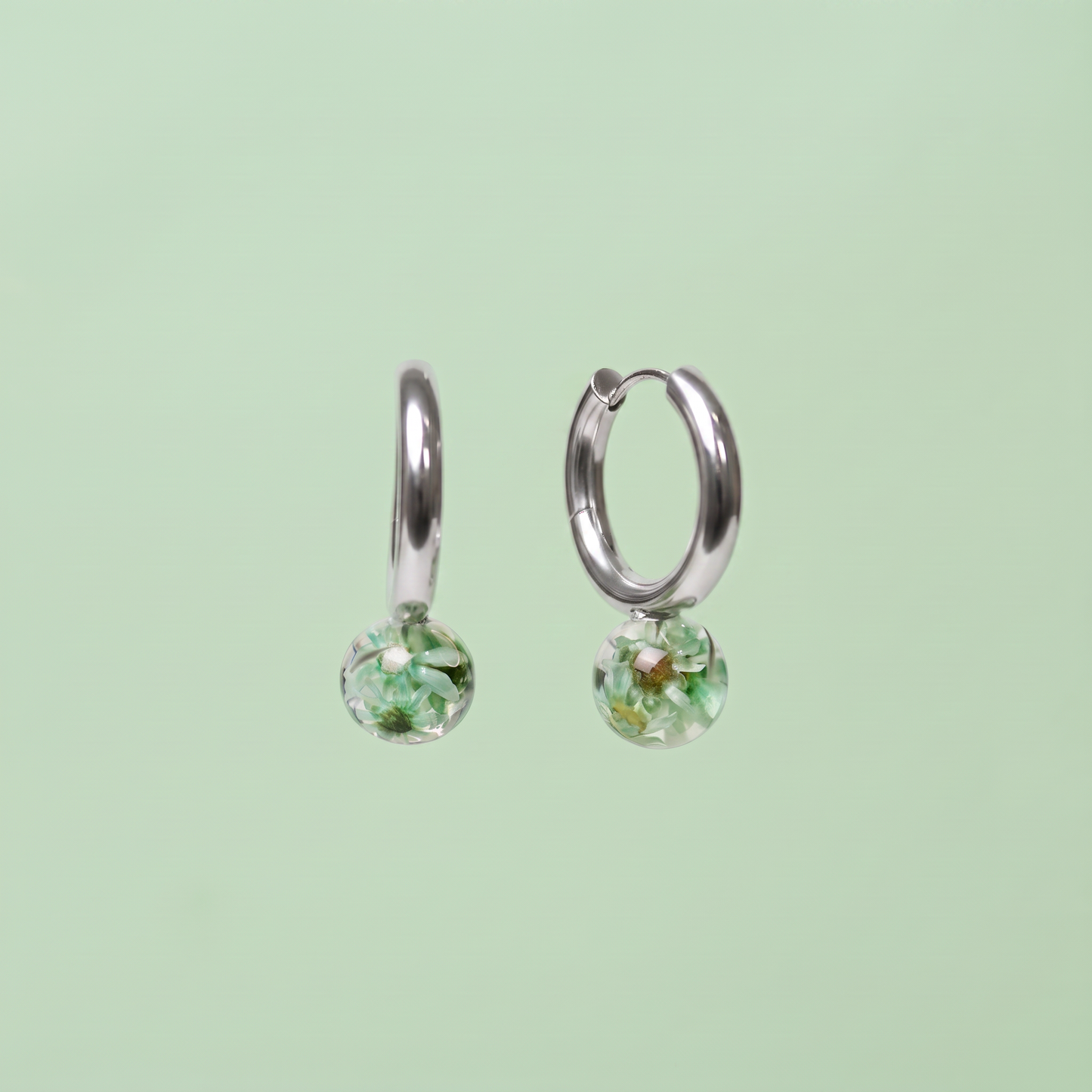 Orecchini a cerchio in acciaio inox con fiore Glixia verde preservato nella resina