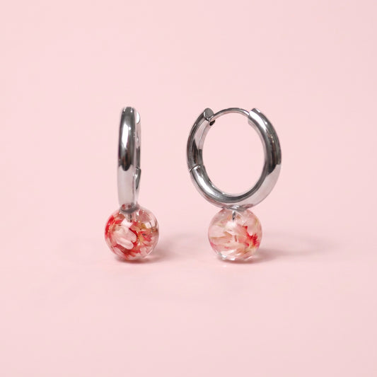 Orecchini a cerchio in acciaio inox con fiore Glixia rosa preservato nella resina