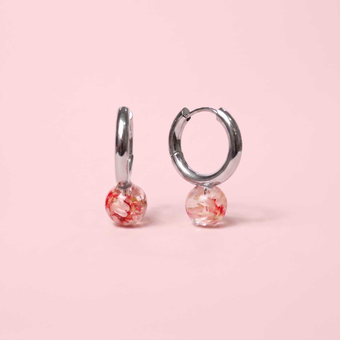 Orecchini a cerchio in acciaio inox con fiore Glixia rosa preservato nella resina