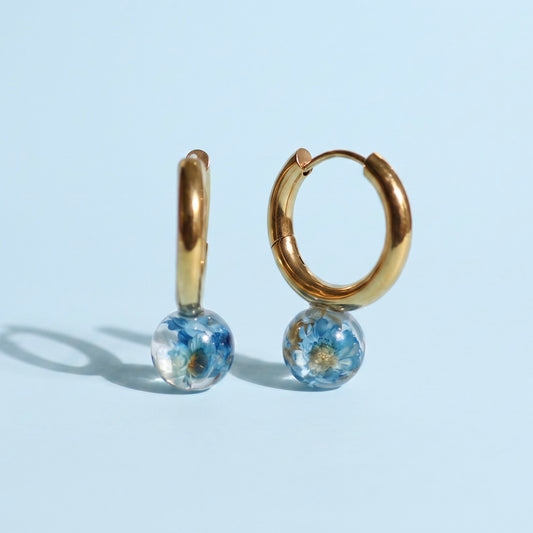 Orecchini a cerchio in acciaio inox con fiore Glixia blu preservato nella resina