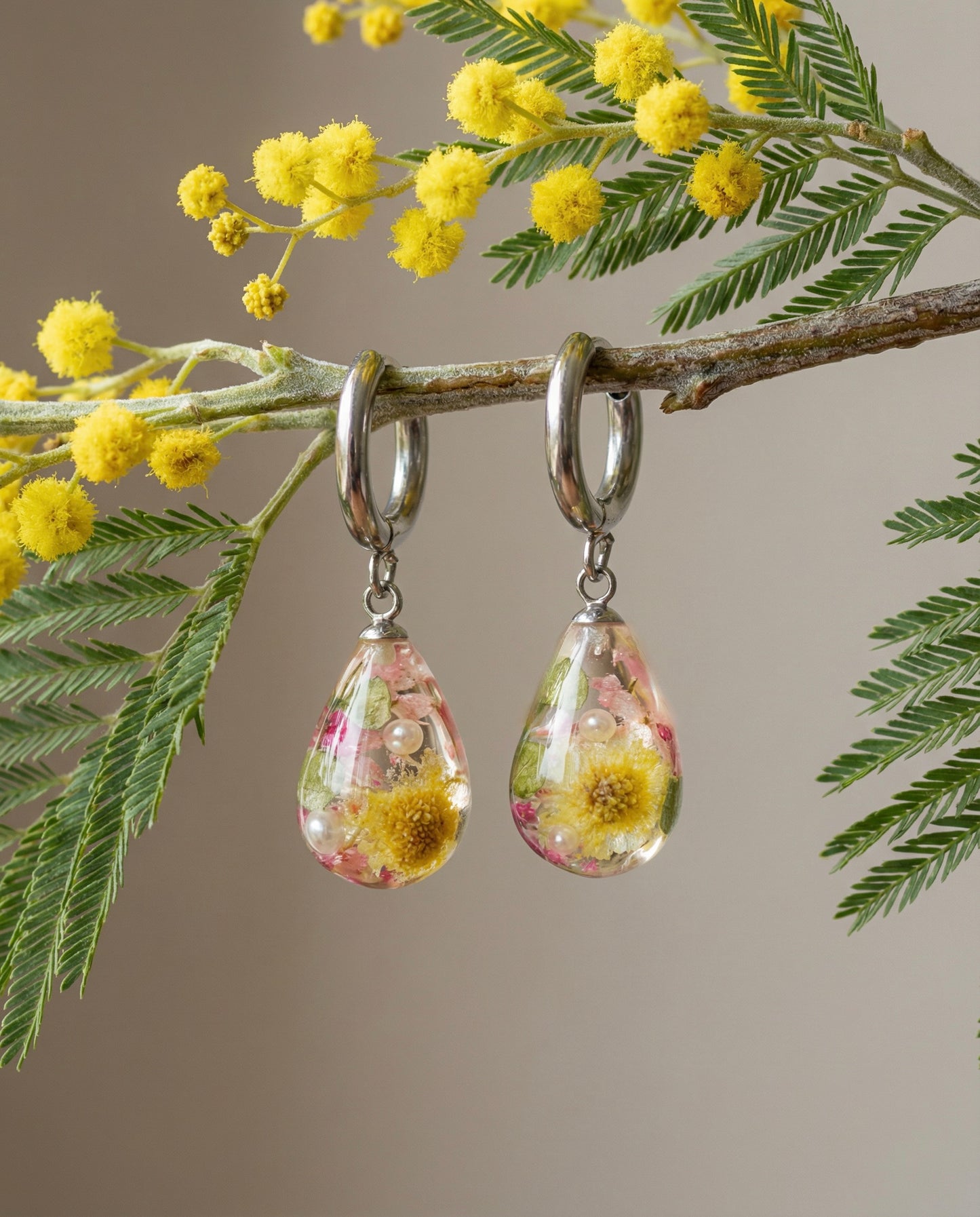 Paio di orecchini RUGIADA pendenti acciaio inox con Mimosa preservata nella resina