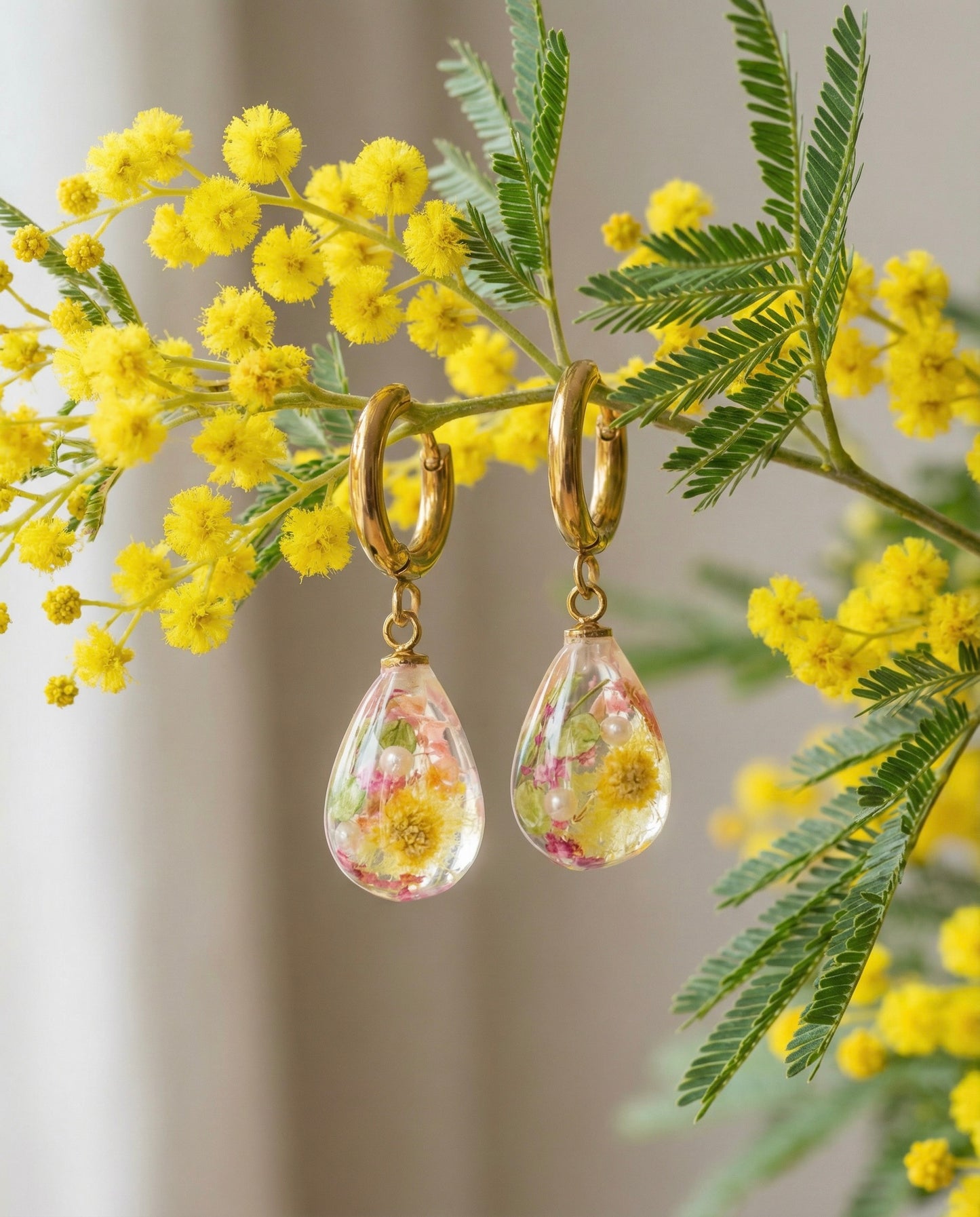 Paio di orecchini RUGIADA pendenti acciaio inox con Mimosa preservata nella resina