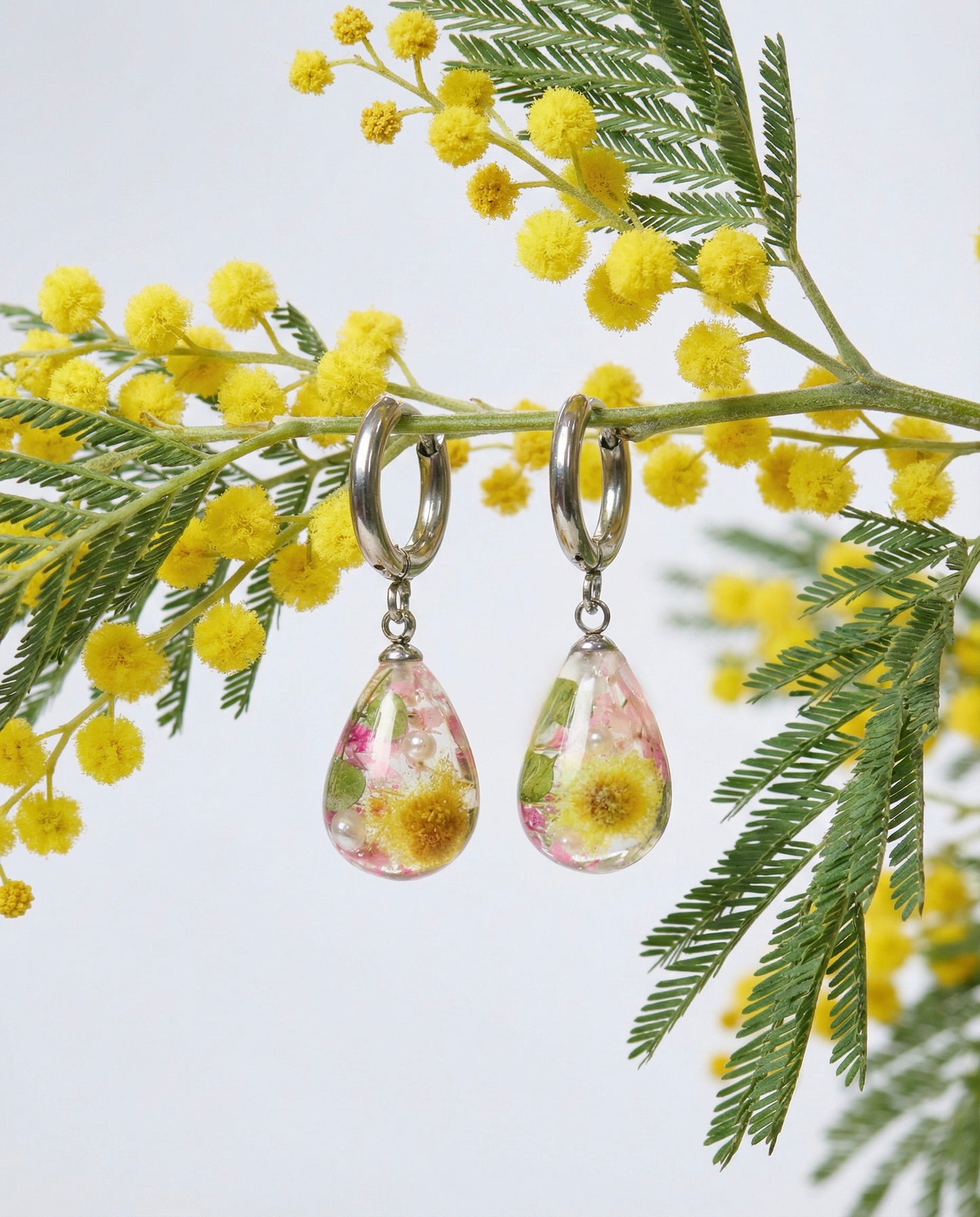 Paio di orecchini RUGIADA pendenti acciaio inox con Mimosa preservata nella resina
