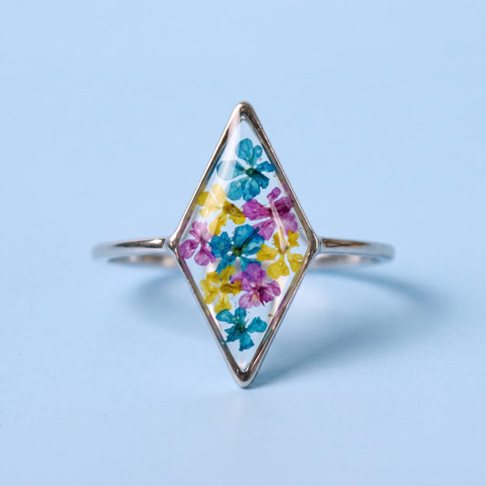 Anello in acciaio inox e Pizzo della regina Anna intersecato nella resina
