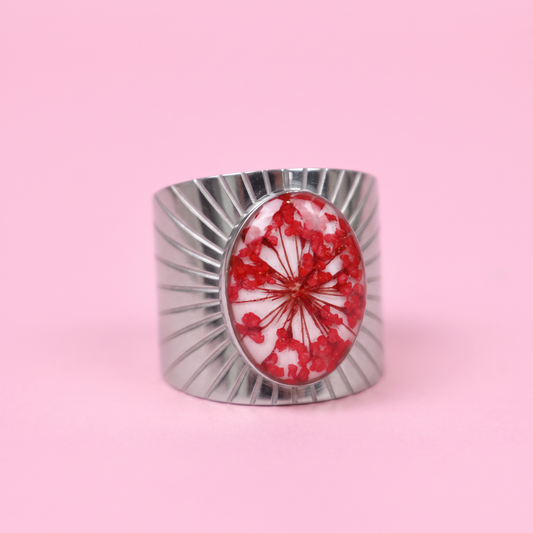Anello regolabile in acciaio inox e Pizzo della regina Anna rosso inglobato nella resina