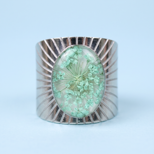 Anello regolabile in acciaio inox e Pizzo della regina Anna verde acqua inglobato nella resina