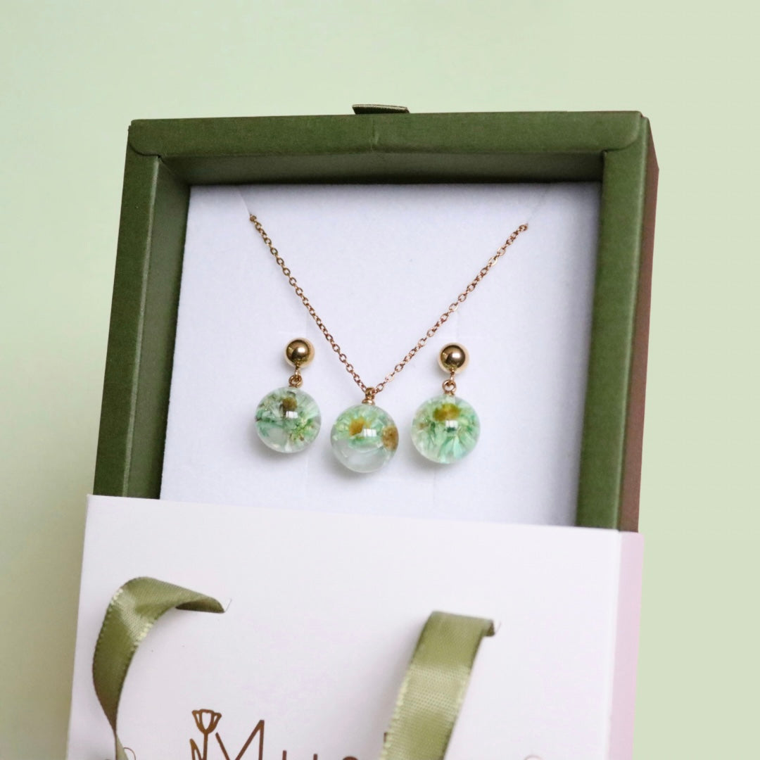 Parure collana + orecchini in acciaio inossidabile e ciondolo in resina con fiore di Glixia verde