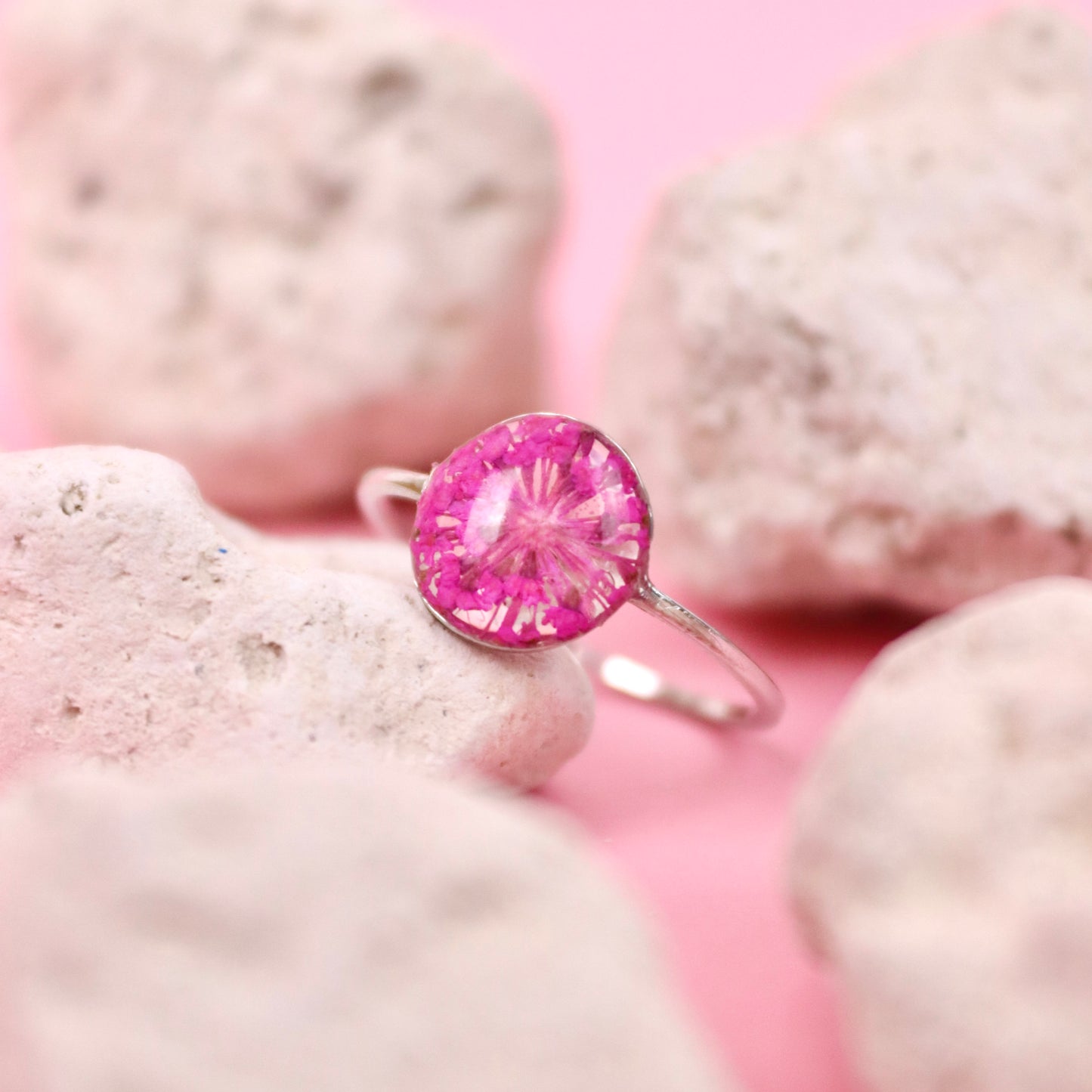 Anello in acciaio inox e Pizzo della regina Anna fucsia intersecato nella resina