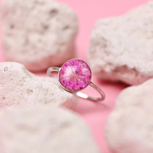 Anello in acciaio inox e Pizzo della regina Anna fucsia intersecato nella resina